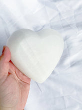 Load image into Gallery viewer, Selenite Heart Bowl