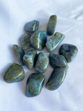 Load image into Gallery viewer, Labradorite Tumble