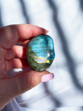Load image into Gallery viewer, Labradorite Tumble